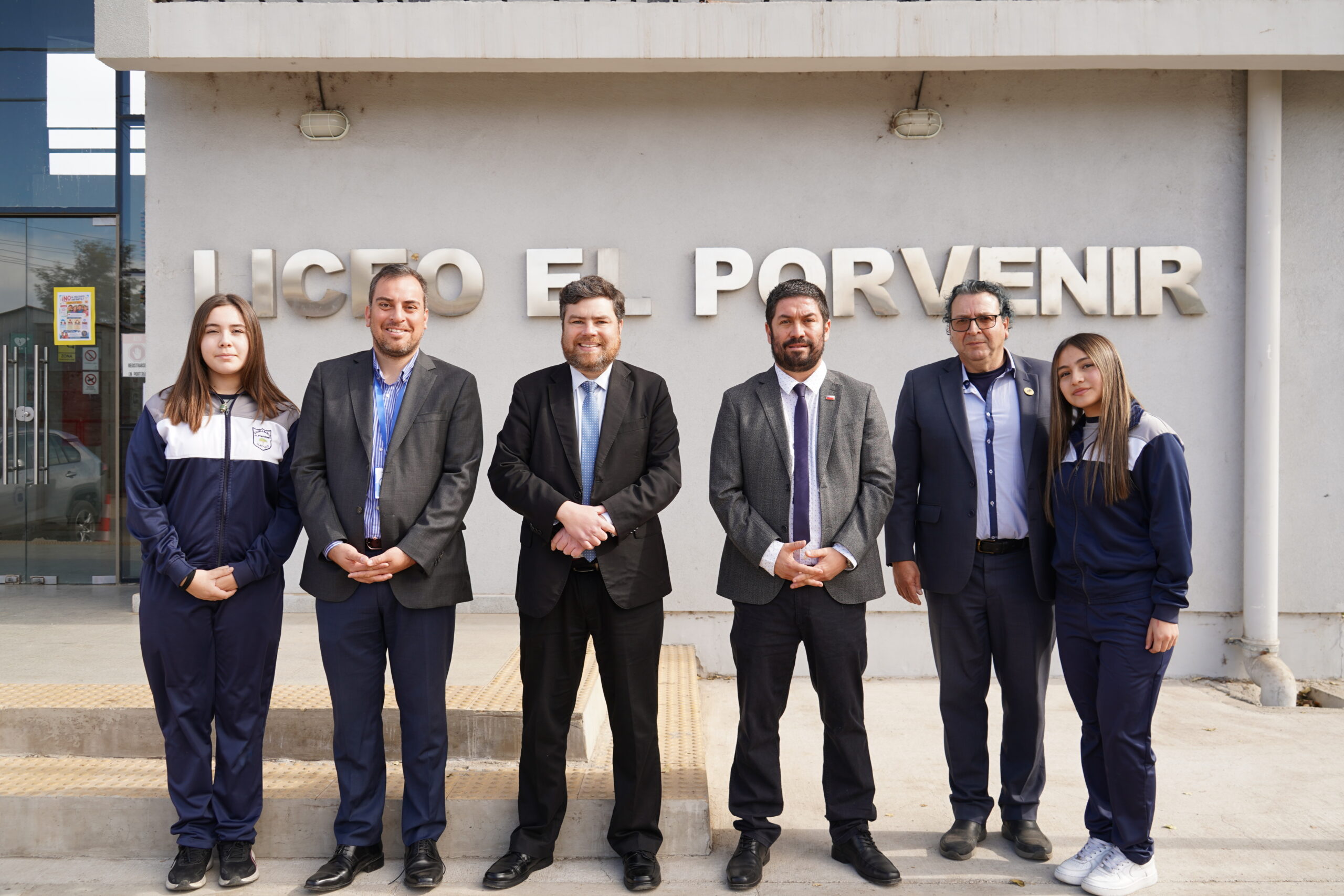 SLEP del Aconcagua recibe en su primera visita oficial al Seremi de Educación en nuevas dependencias del Liceo El Porvenir de Llay Llay 