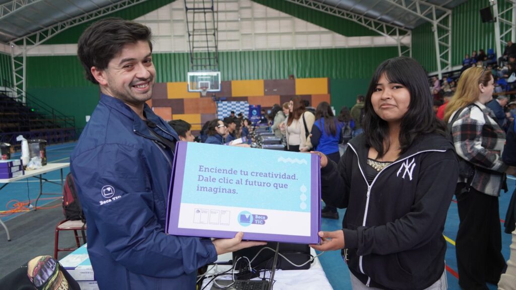 estudiante recibiendo la beca