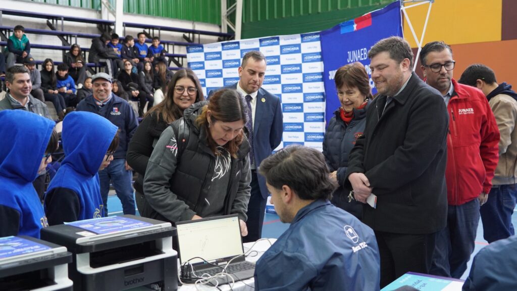 Entrega de becas tic junaeb junto a autoridades