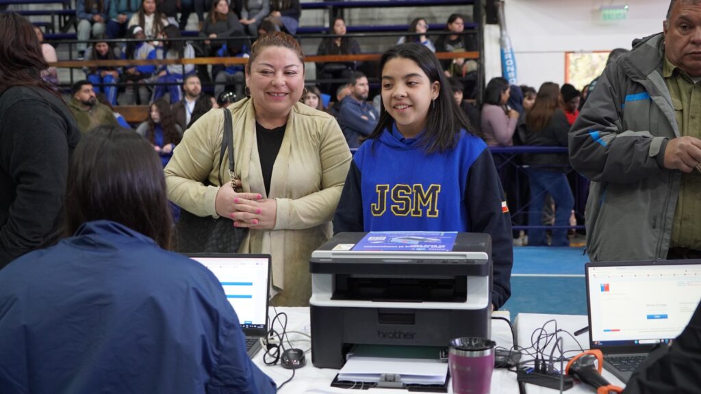 estudiante junto a su familia